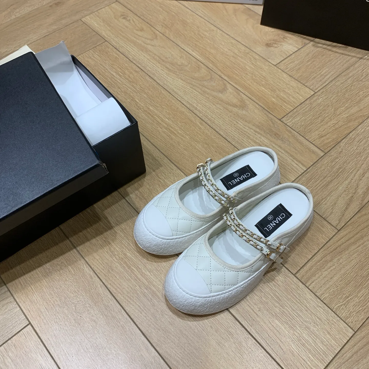 👟👟Ex-factory price 540👟👟 🍀Chanel Chanel 24P Xiaoxiang's latest hot style big-toe shoes, doll shoes, casual sports shoes, white shoes, loafers Xiaoxiang's big-toe shoes this season are cool and cute. The toe and lace surface are eye-catching. The sense of elegance in casual is overwhelming. The classic design with metal round buckle is particularly eye-catching. The flat design is extremely comfortable. Daily matching, a must-have tool for looking cool when going out on the street. Fabric: Original lambskin ➕ double chain. Lining: original cloth. Foot pads: sheepskin. Sole: original molded non-slip TPU outsole. Sole thickness: 3.5CM. Size: 35-41 (40 41 customized) 👉